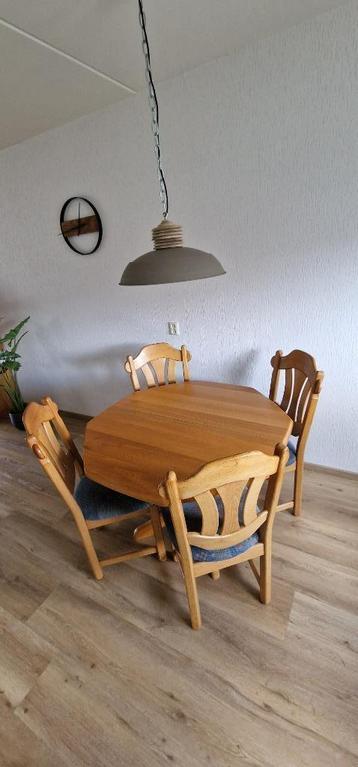 Mooie eethoek met 4 stoelen te koop beschikbaar voor biedingen