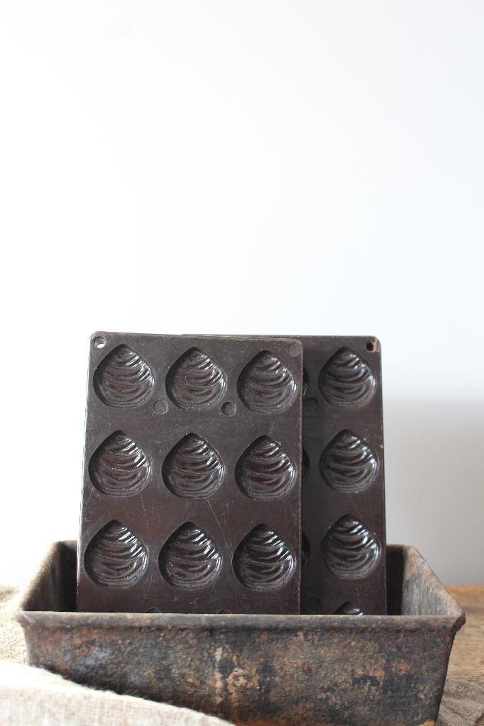 Oude chocolade mal / vorm bakeliet, schelpen*Pronck & Praal*, Antiek en Kunst, Curiosa en Brocante, Ophalen of Verzenden