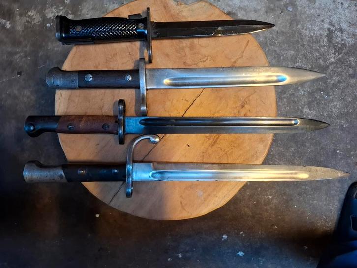 Lot van 4 bajonetten diverse landen, Verzamelen, Militaria | Algemeen, Landmacht, Mes of Dolk, Amerika, Ophalen of Verzenden