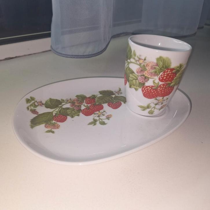 Gebakschotel met kop 4 stuks aardbeiprint, Huis en Inrichting, Keuken | Servies, Nieuw, Kop(pen) en/of Schotel(s), Overige stijlen