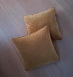 Twee  sierkussens Loods 5-velours okergeel vierkant 45x45cm, Ophalen, Vierkant