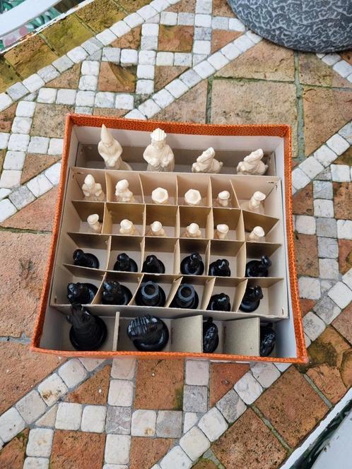 Schaakspel van Homas thema Middeleeuwen, Antiek en Kunst, Curiosa en Brocante, Ophalen of Verzenden