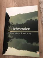 Lichtstralen - Bernice Larkens, roman, Ophalen of Verzenden, Zo goed als nieuw, Nederland