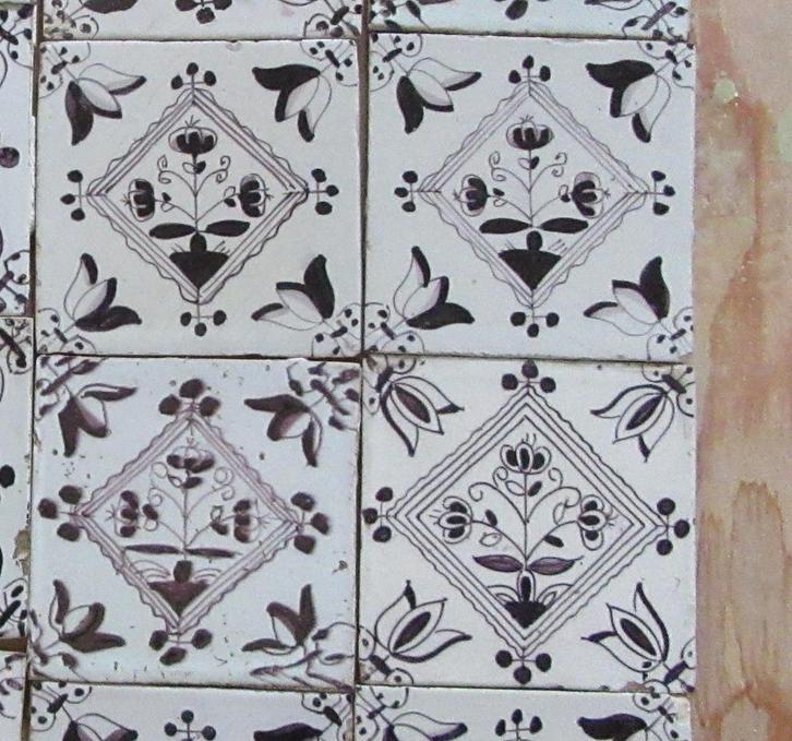 18e eeuwse bloempot tegels mangaan driebloem in kwadraat, Antiek en Kunst, Antiek | Wandborden en Tegels, Ophalen