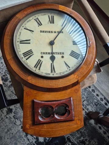 Antieke Davies & Son Wandklok Carmarthen beschikbaar voor biedingen