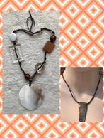 Twee vintage kettingen jaren 70 - kunststof - leren veter, Ophalen of Verzenden, Zo goed als nieuw, Overige materialen, Met hanger