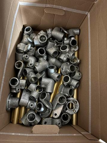 Partij steigerbuiskoppelingen beschikbaar voor biedingen