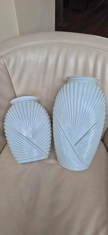 2 witte anchor hocking art deco vazen 26 en 30 cm beschikbaar voor biedingen