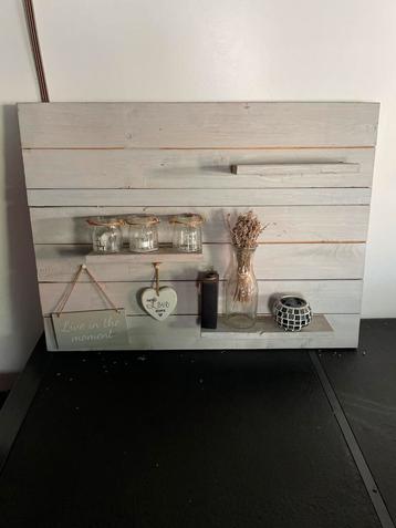Wandplank met accessoires beschikbaar voor biedingen