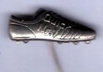 Quick voetbalschoenen zilverkleurig/blik speldje ( Y_163 ), Verzamelen, Speldjes, Pins en Buttons, Verzenden, Zo goed als nieuw