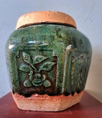 Groene keramische pot met deksel beschikbaar voor biedingen