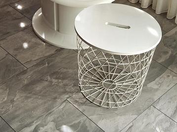 Witte Bijzettafel met Metalen Onderstel beschikbaar voor biedingen