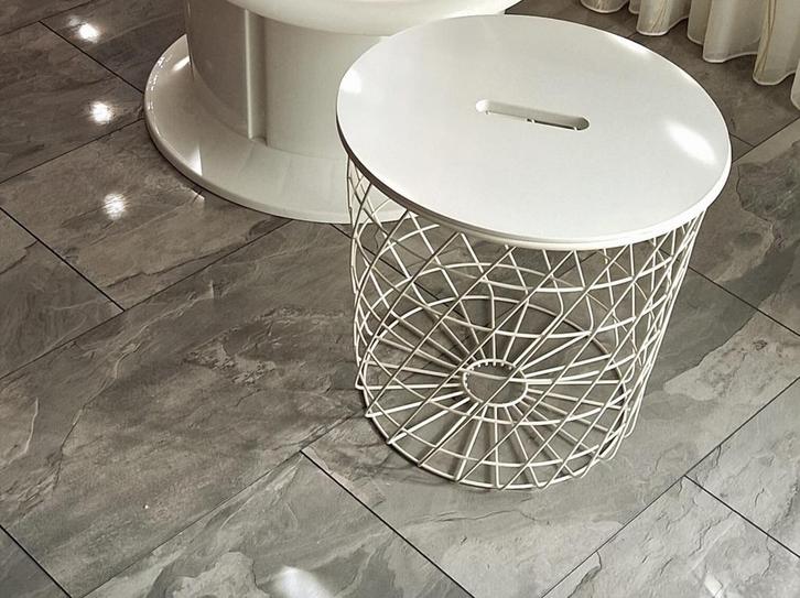 Witte Bijzettafel met Metalen Onderstel, Huis en Inrichting, Tafels | Bijzettafels, Zo goed als nieuw, Rond, 45 tot 60 cm, Minder dan 55 cm