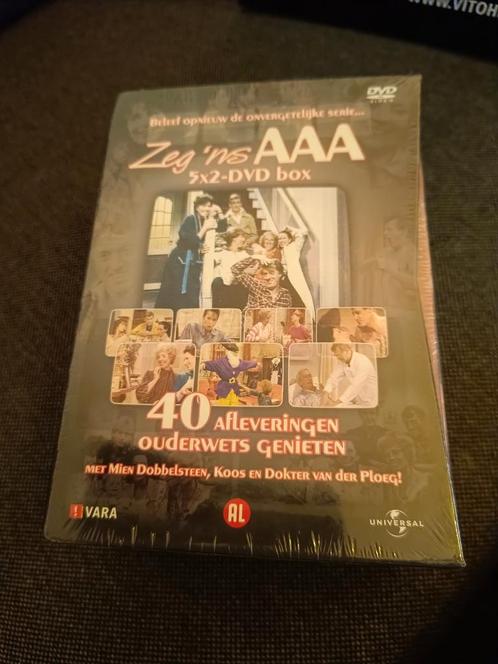 Zeg 'ns AAA - Complete Serie Boxset (Nieuw), Cd's en Dvd's, Dvd's | Tv en Series, Nieuw in verpakking, Komedie, Boxset, Ophalen of Verzenden