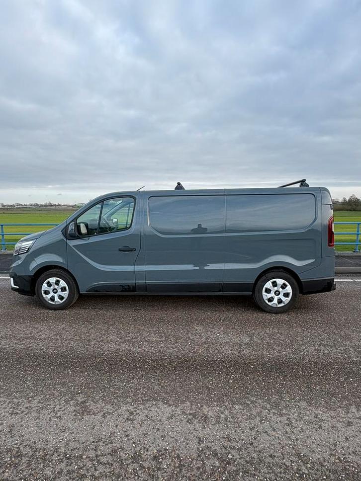 Renault Trafic GB 2.0 Blue dCi 131pk L2h1 T30 2024 Grijs, Auto's, Bestelauto's, Particulier, ABS, Adaptieve lichten, Airbags, Airconditioning