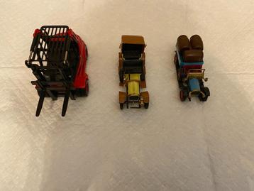 2 mooi miniatuur oud model auto's 1 is van metaal beschikbaar voor biedingen