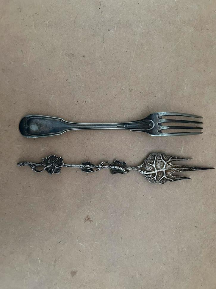 2 antieke vorken 1 Cakeprikker en 1 gewone, Antiek en Kunst, Antiek | Bestek, Ophalen