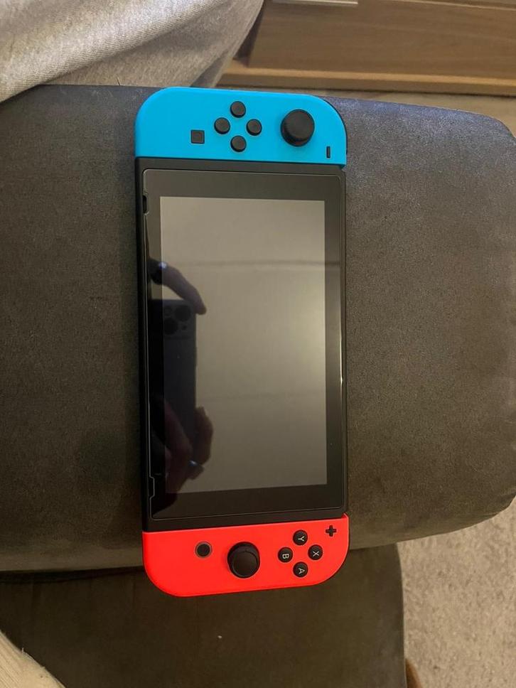For Sale: Nintendo Switch + 2 Games, Spelcomputers en Games, Spelcomputers | Nintendo Switch, Zo goed als nieuw, Switch Original
