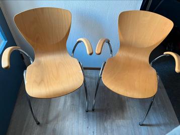 2 stoelen met armleuning. Kantoor of eetkamer