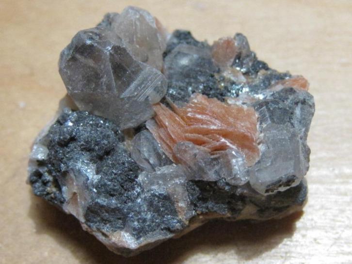 min. 5x edelsteenkluster BARIET MET CERUSSIET (2), Verzamelen, Mineralen en Fossielen, Mineraal, Verzenden