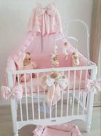 Lief baby ledikantje voor een meisje, Kinderen en Baby's, Babywiegjes en Ledikanten, Ophalen of Verzenden, Zo goed als nieuw, Ledikant