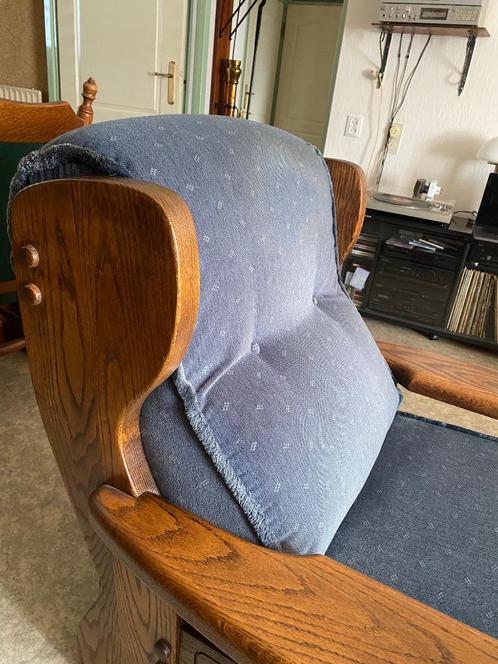 2 mooie donker eikenhouten fauteuils met blauwe kussens, Huis en Inrichting, Fauteuils, Gebruikt, Hout, 75 tot 100 cm, 75 tot 100 cm