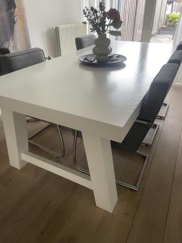 6 persoons eetkamertafel; NIEUWSTAAT;  beschikbaar voor biedingen