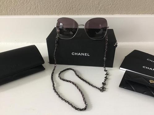 Chanel zonnebril met ketting * paarse glazen, Sieraden, Tassen en Uiterlijk, Zonnebrillen en Brillen | Dames, Zo goed als nieuw