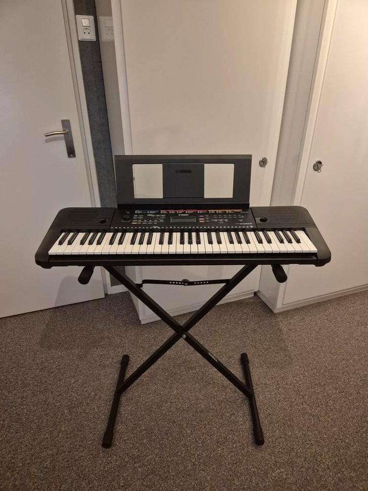 Keyboard met statief - Yamaha PSR-E363, Muziek en Instrumenten, Keyboards, Zo goed als nieuw, 61 toetsen, Yamaha, Met standaard