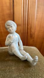 Miquel Requena Porseleinen beeldje, jongen met voetbal, Ophalen of Verzenden, Gebruikt, Mens