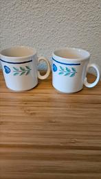Twee vintage koffiemokjes - aardewerk made in England, Huis en Inrichting, Keuken | Servies, Ophalen of Verzenden, Zo goed als nieuw