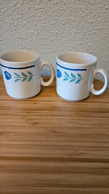 Twee vintage koffiemokjes - aardewerk made in England beschikbaar voor biedingen