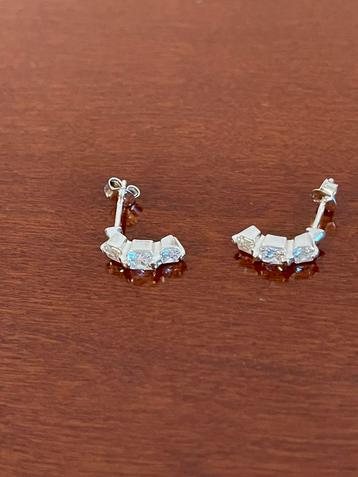 Zilveren oorstekers met 3 zirkonia’s beschikbaar voor biedingen