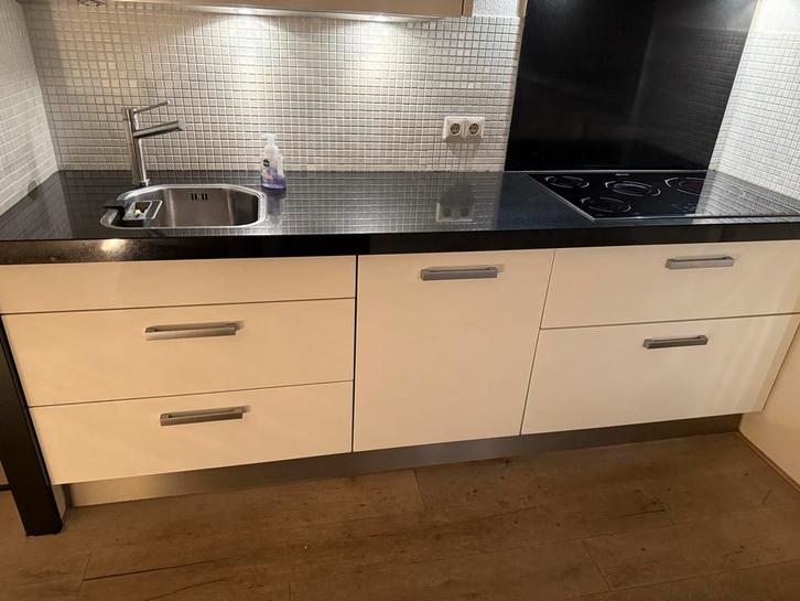 Lichte hoogglans keuken met granieten blad, Huis en Inrichting, Keuken | Complete keukens, Gebruikt, Enkelwandige keuken, Wit