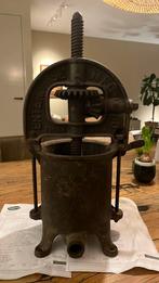 Een oude marsepein pers, Ophalen, Gebruikt