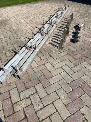 Zware Schuifdeurrails  met rollers ruim 15 meter beschikbaar voor biedingen