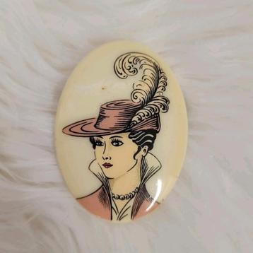 Vintage broche met Victoriaanse dame met hoed beschikbaar voor biedingen