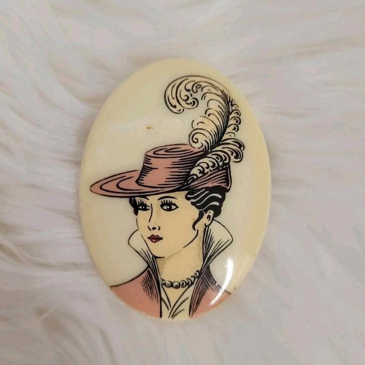 Vintage broche met Victoriaanse dame met hoed, Sieraden, Tassen en Uiterlijk, Broches, Zo goed als nieuw, Overige materialen, Zilver
