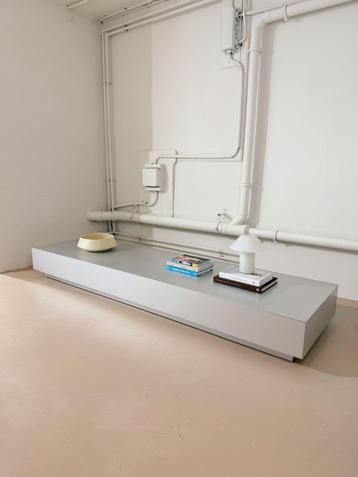 MDF Italia aluminium lowboard, 250cm beschikbaar voor biedingen