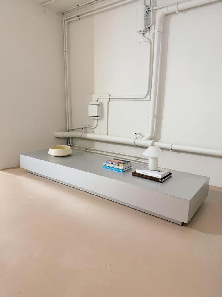 MDF Italia aluminium lowboard, 250cm, Huis en Inrichting, Kasten | Ladekasten, Zo goed als nieuw, Minder dan 100 cm, 200 cm of meer