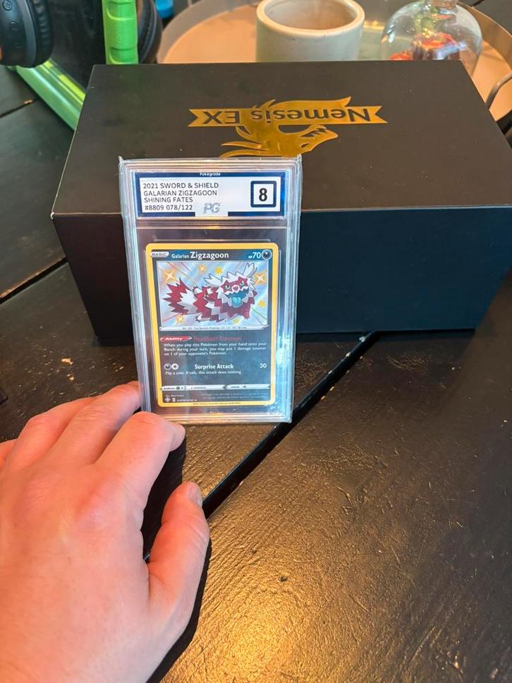 Zigzagoon graded, Hobby en Vrije tijd, Verzamelkaartspellen | Pokémon, Zo goed als nieuw, Meerdere kaarten, Foil, Ophalen of Verzenden