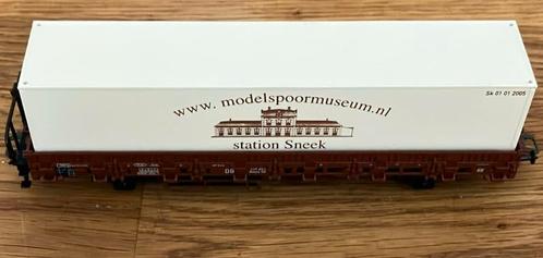 Märklin lage boordwagon met bordes, beladen met container, Hobby en Vrije tijd, Modeltreinen | H0, Zo goed als nieuw, Wagon, Wisselstroom