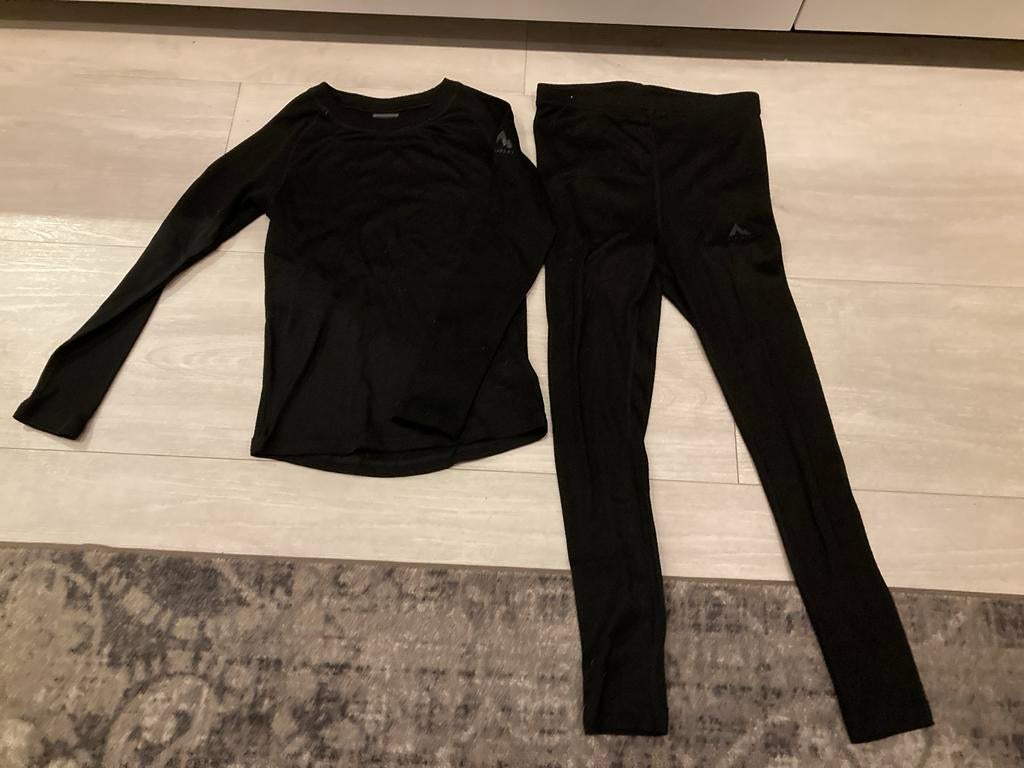 Thermoset McKinley mt 128 - Zwart, Ophalen of Verzenden, Zo goed als nieuw, Jongen of Meisje, Setje