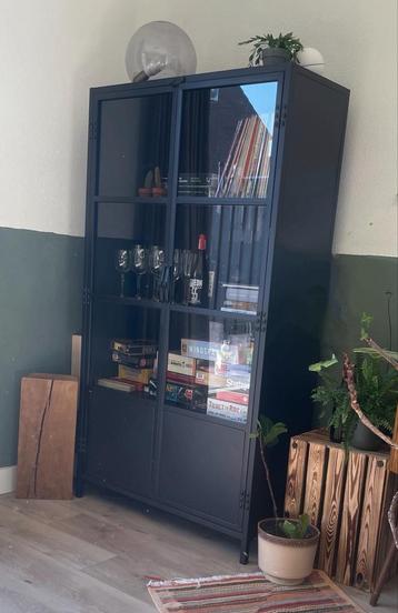 Mooie mat zwarte stalen buffetkast beschikbaar voor biedingen