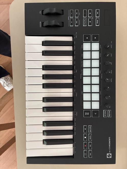 Novation Launchkey 25 MK3 – MIDI-controller, Muziek en Instrumenten, Midi-apparatuur, Zo goed als nieuw, Ophalen of Verzenden