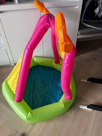Ballenbak met een vuilniszak vol ballen beschikbaar voor biedingen