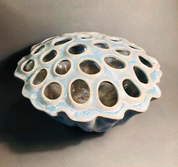 Des Pots lotus vaas, keramiek, lichtblauw van kleur beschikbaar voor biedingen