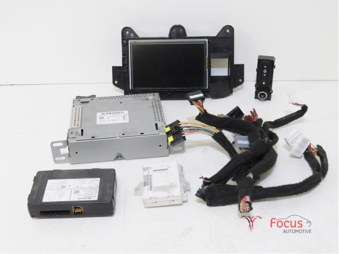 Navigatie Systeem van een Renault Twingo, Auto-onderdelen, Elektronica en Kabels, Renault, Gebruikt, 6 maanden garantie, 12 maanden garantie