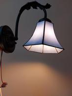 Tiffany look wandlampje lavendelblauw,  glas in lood., Huis en Inrichting, Lampen | Wandlampen, Ophalen of Verzenden, Zo goed als nieuw