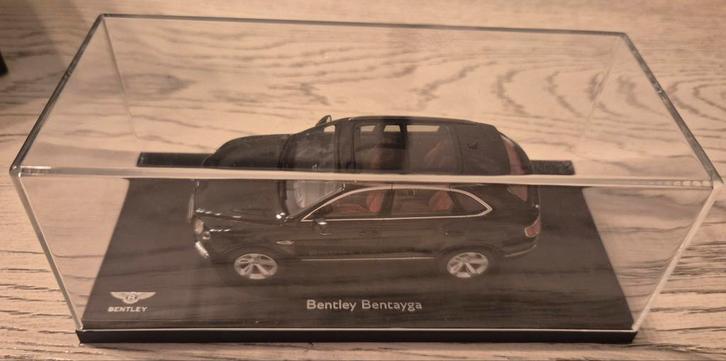 Kyosho Bentley Bentayga (Onyx) in showcase, Hobby en Vrije tijd, Modelauto's | 1:43, Nieuw, Auto, Kyosho, Ophalen of Verzenden